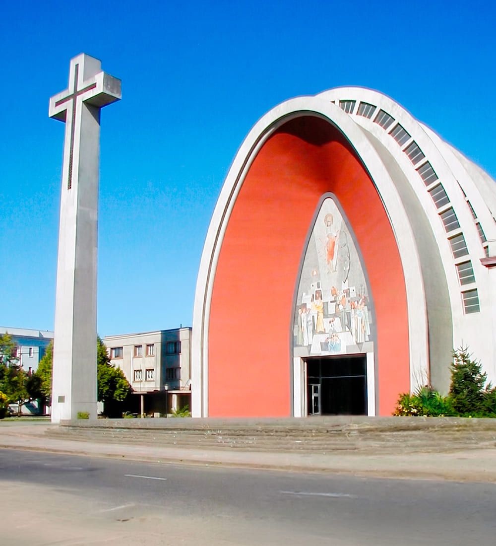 Catedral de Chillán con su característica fachada en arco y cruz monumental. Un destino turístico imperdible al realizar el viaje en tren EFE desde Santiago a Chillán.