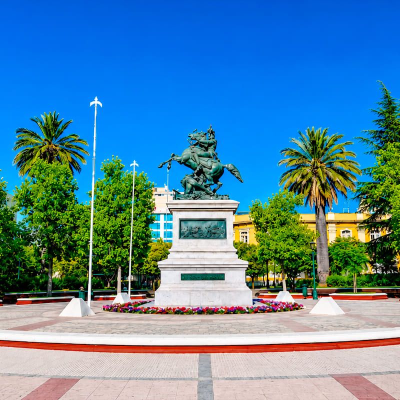 Monumento ecuestre en la soleada Plaza de Los Héroes de Rancagua. Un destino histórico ideal para visitar en un viaje en tren EFE desde la Estación Central de Santiago.