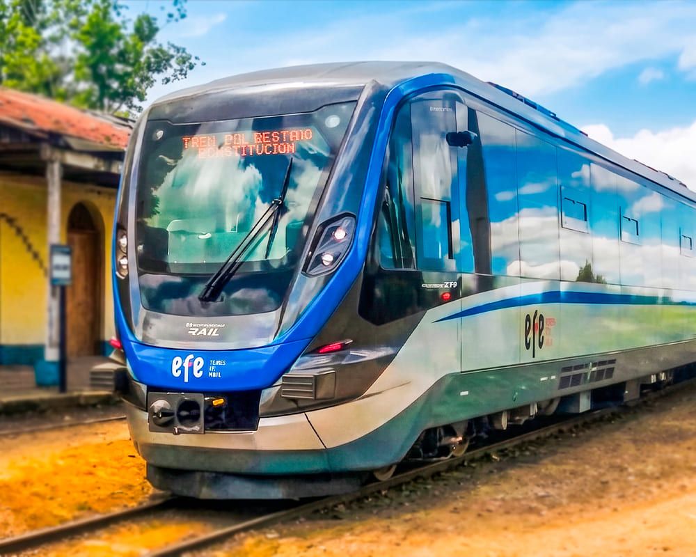 Moderno tren Buscarril de EFE detenido frente a una estación tradicional, destacando la nueva flota tecnológica que opera el histórico ramal entre Talca y Constitución.