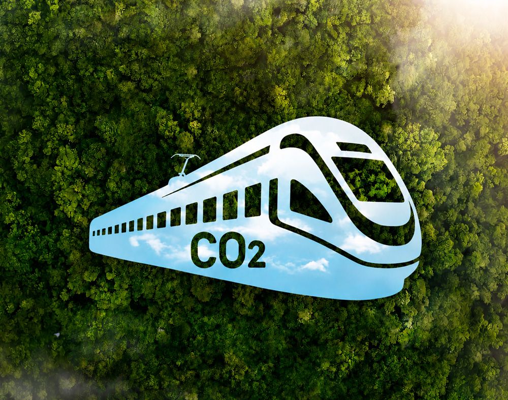Ilustración conceptual de un tren moderno de EFE Trenes de Chile sobrevolando un bosque, con la etiqueta CO2 tachada, simbolizando el compromiso de la empresa con el transporte sustentable y la reducción de emisiones