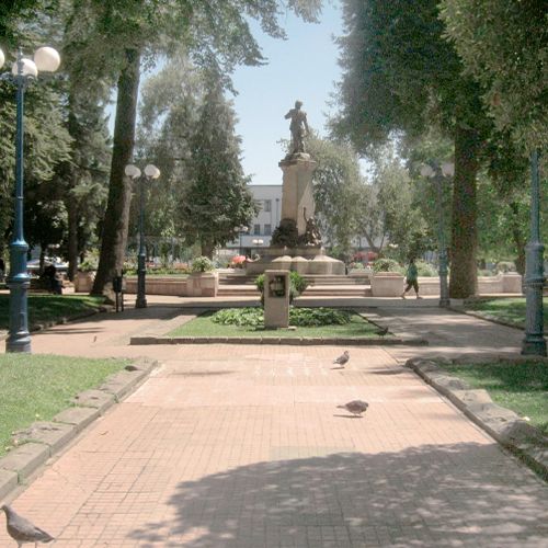 Fotografía de la plaza de armas de Chillán como punto de encuentro y visita por parte de turistas.