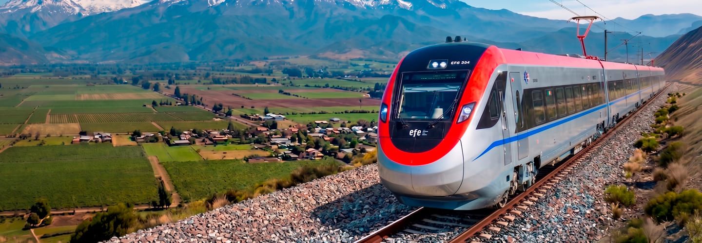 Un moderno tren BMU de EFE Trenes Chile en su ruta Santiago-Talca como destino, cruzando el valle central con los Andes nevados al fondo.